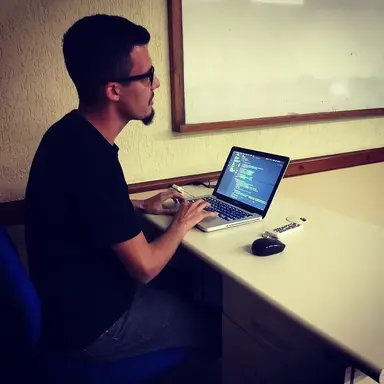 Isac Petinate trabalhando em aula de JavaScript